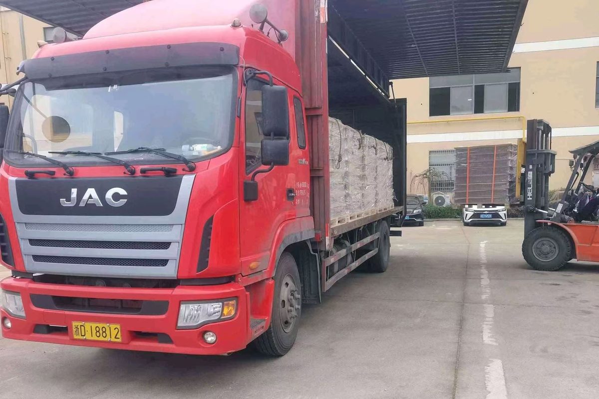 发货装车——货物固定到位，整车待发